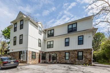 Main picture of 225 N Whitford Rd