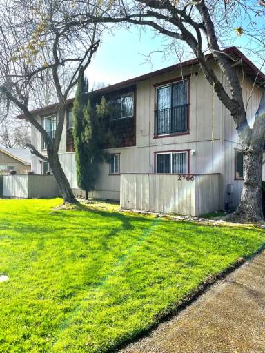 Main picture of 2766 Oak St