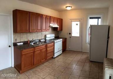 Main picture of 393 Main St