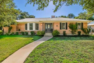 Main picture of 5220 Lake Charles Dr