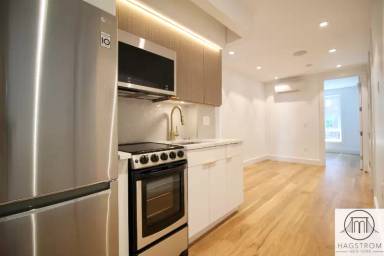 Main picture of 223 E 96th St