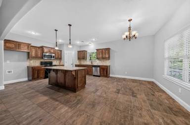 Main picture of 9 Monmouth Dr