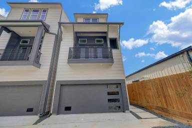 Main picture of 1537 W 24th St