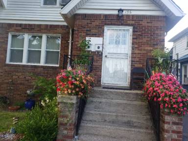 Main picture of 196 Bondale Ave