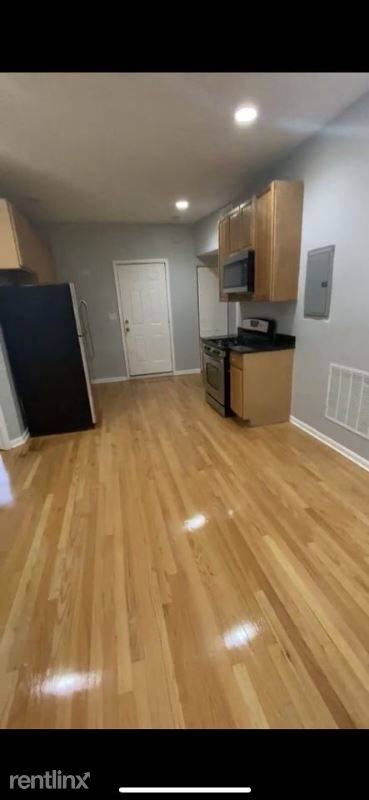 Main picture of 3614 W Augusta Blvd