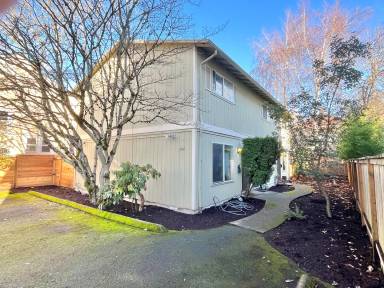Main picture of 380 SE 27th Ave