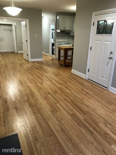 Main picture of 819 N Milwaukee Ave