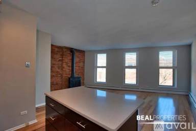 Main picture of 2220 N Clark St