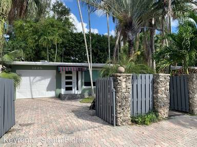 Main picture of 1225 SW 21st St