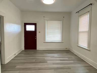 Main picture of 214 E 12th St