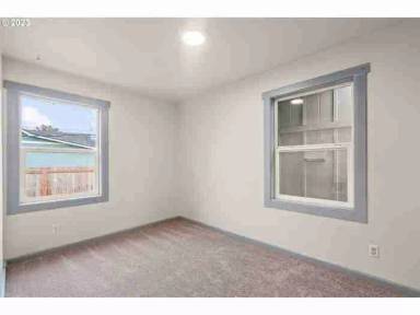 Main picture of 215 W 2 St