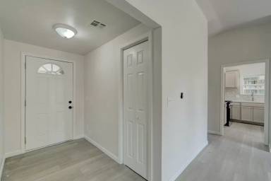 Main picture of 11601 Matthews Ave