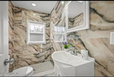 Main picture of 417 W 60th St