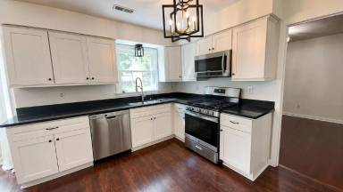 Main picture of 2 Eisele Ct