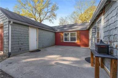 Main picture of 2728 S Westport Rd