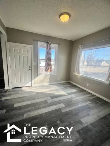 Main picture of 809 W 10th St