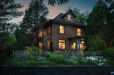 Main picture of 1621 E Superior St