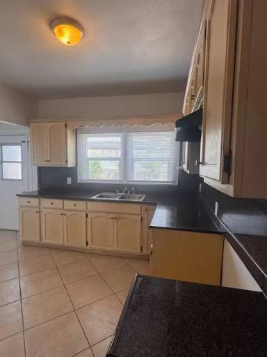 Main picture of 417 W 52nd Pl