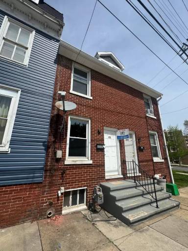 Main picture of 405 E King St