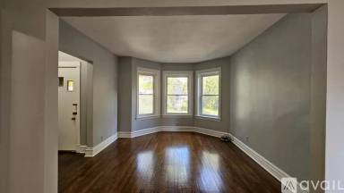 Main picture of 5015 W Montrose Ave