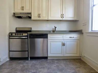 Main picture of 7 W Clay St