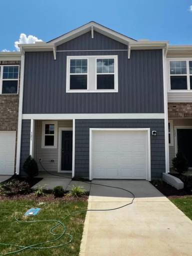 Main picture of 121 N Chubb Rdg