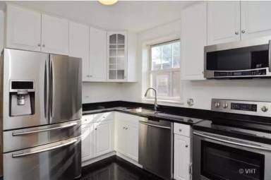 Main picture of 2420 W Farragut Ave