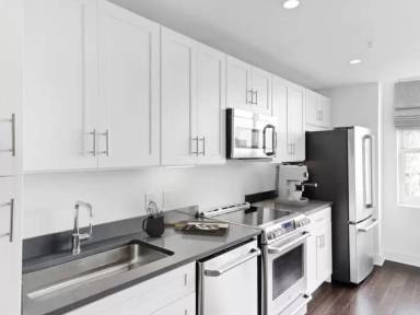 Main picture of 70 Bay St