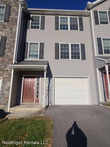 Main picture of 220 Crown Ct