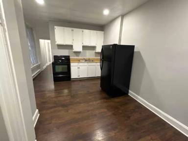 Main picture of 136 E Franklin St