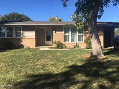 Main picture of 702 Carriage Ct