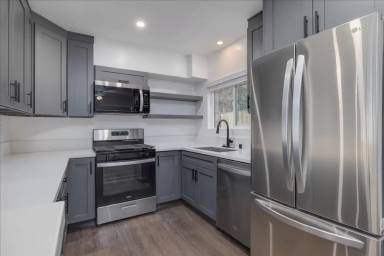 Main picture of 671 S Riverside Dr