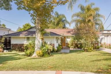Main picture of 22927 Oxnard St