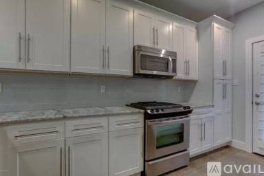 Main picture of 204 Highland Oaks Ln
