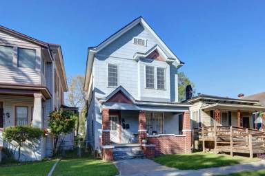 Main picture of 610 W 39th St