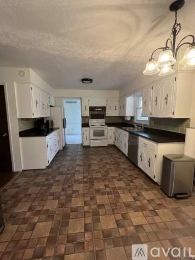Main picture of 121 S Regency Dr