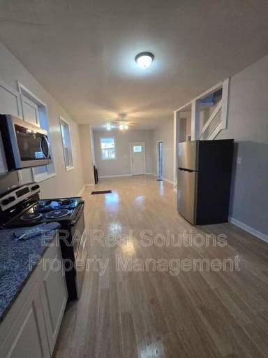 Main picture of 661 Siebert St