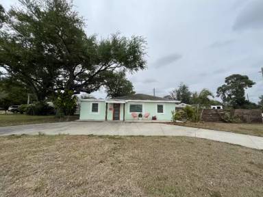 Main picture of 1101 Essex Dr N