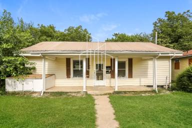 Main picture of 900 N Graham Ave