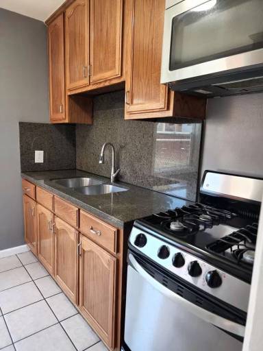 Main picture of 1631 E 4th St