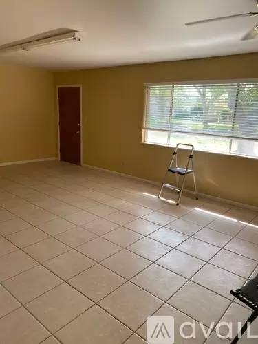 Main picture of 1006 W 9th St