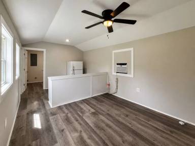 Main picture of 686 W 4th St