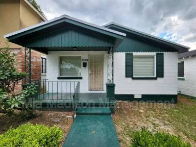 Main picture of 1029 W 38th St