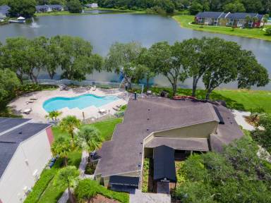 Main picture of 220 Lake Parsons Grn