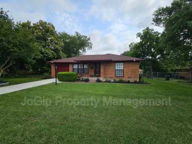 Main picture of 2023 E Illinois Ave