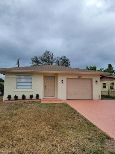 Main picture of 2211 NW 9th Ct