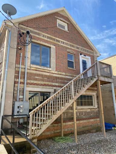 Main picture of 210 1/2 E Mulberry St