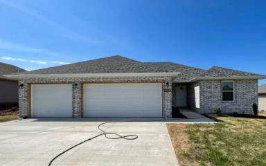 Main picture of 218 W Canterbury Ln