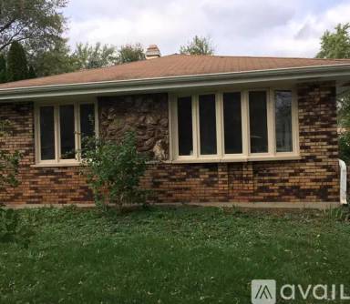 Main picture of 26W140 Mayflower Pl