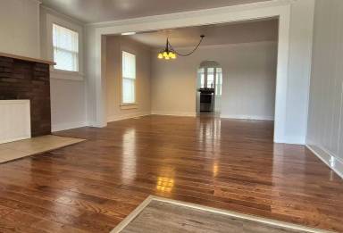 Main picture of 210 W Moody Ave